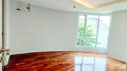 For sale: Beverly 33, 1 bedroom, corner unit, 6th floor, size 50 sqm., newly renovated, 300 m from BTS Phrom Phong.