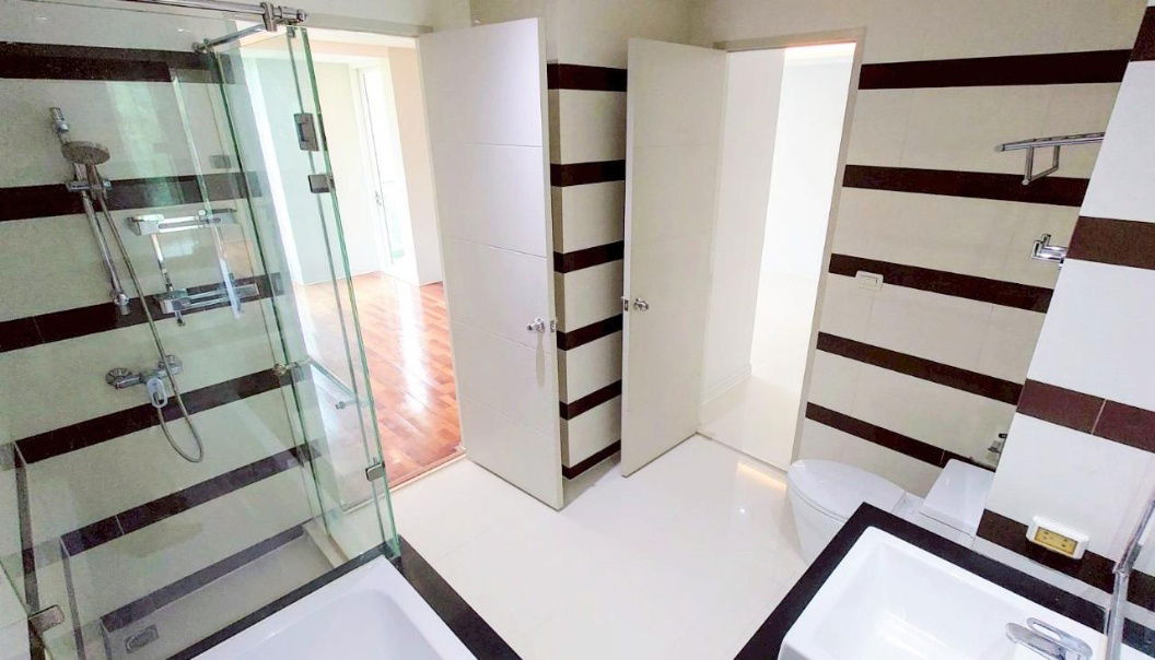 picture For sale: Beverly 33, 1 bedroom, corner unit, 6th floor, size 50 sqm., newly renovated, 300 m from BTS Phrom Phong. - 10/12