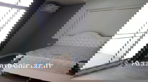 🔼🔽 AccomA 📩 Simple condo with balcony and classic light decor (1512904)