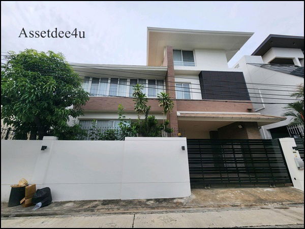 รูป AH593 ให้เช่าบ้านเดี่ยว 3 ชั้น บ้านหลังใหญ่ เฟอร์นิเจอร์และเครื่องใช้ไฟฟ้าครบ ย่านรัชดา ห้วยขวาง ใกล้MRTห้วยขวางใกล้นานาชาติKIS - รูปที่ 1/15
