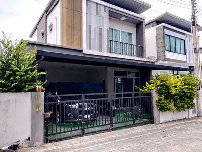 เช่าบ้านเดี่ยว นิคมปิ่นทอง : UK01-329 บ้านเช่าสวยพร้อมอยู่ ทริโอทาวน์ ศรีราชา ใกล้ J-Park ศรีราชา: 3 ห้องนอน จอดรถได้ 2 คัน เพียง 17,000 บาท/เดือน พร้อมเฟอร์ครบ เข้าอยู่ได้ทันที!