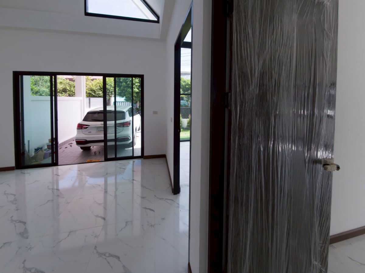 รูป ขายบ้านสุดคุ้ม! บ้านแฝด ทำเลดี ใกล้อ่างเก็บน้ำมาบประชัน ฝ้าสูง-โปร่ง-โล่ง อยู่สบาย ใกล้มอเตอร์เวย์ พัทยา  - รูปที่ 4/11