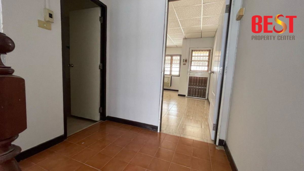 picture Modern Townhouse in Prime Prachachuen Area. Close to DPU & Major Roadways - 11/17