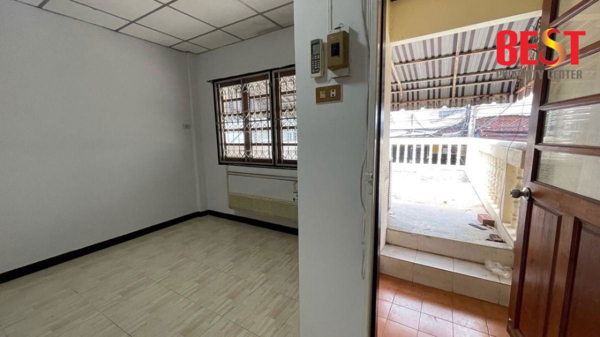 picture Modern Townhouse in Prime Prachachuen Area. Close to DPU & Major Roadways - 15/17
