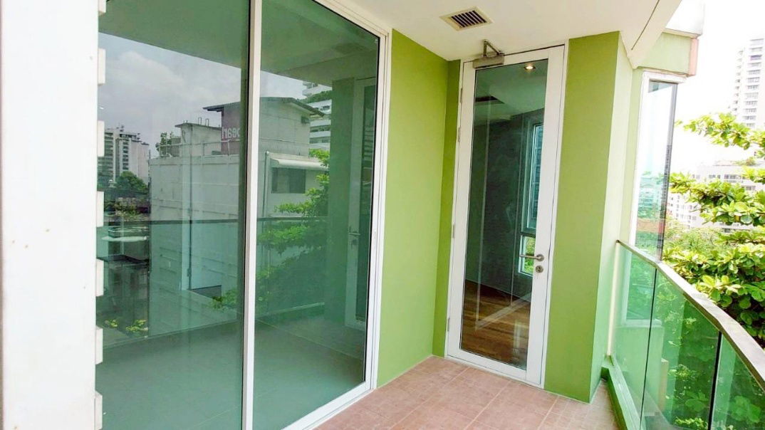 picture For sale: Beverly 33, 1 bedroom, corner unit, 6th floor, size 50 sqm., newly renovated, 300 m from BTS Phrom Phong. - 7/12
