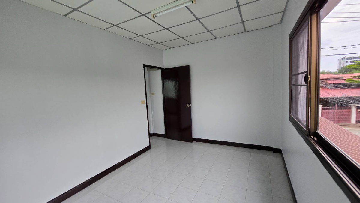 รูป ให้เช่าบ้านสองชั้น ซอยวิภาวดี25  4 ห้องนอน 2ห้องน้ำนื้อที่ 24 ตรว  สถานีปากซอยคือสถานีรถไฟฟ้าสายสีแดง สถานีทุ่งสองห้อง - รูปที่ 19/21