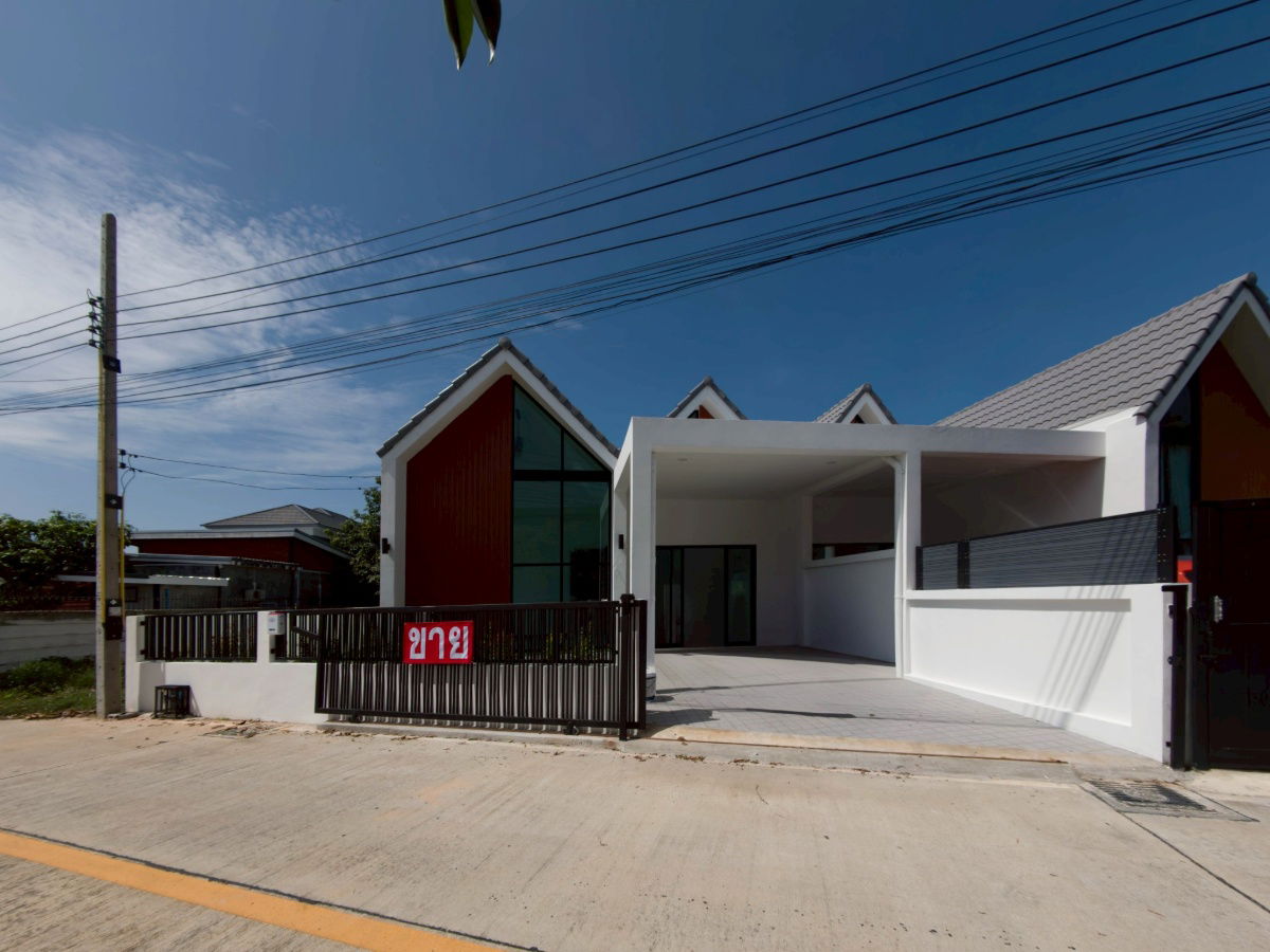 รูป ขายบ้านสุดคุ้ม! บ้านแฝด ทำเลดี ใกล้อ่างเก็บน้ำมาบประชัน ฝ้าสูง-โปร่ง-โล่ง อยู่สบาย ใกล้มอเตอร์เวย์ พัทยา  - รูปที่ 2/11