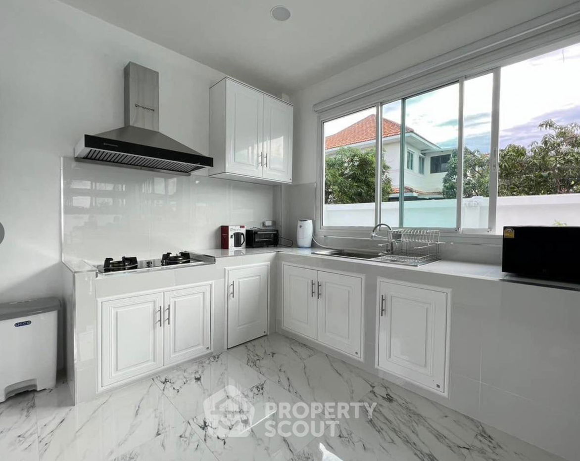 picture 5-BR House in Lam Prathew (ID 2029889) - 8/14