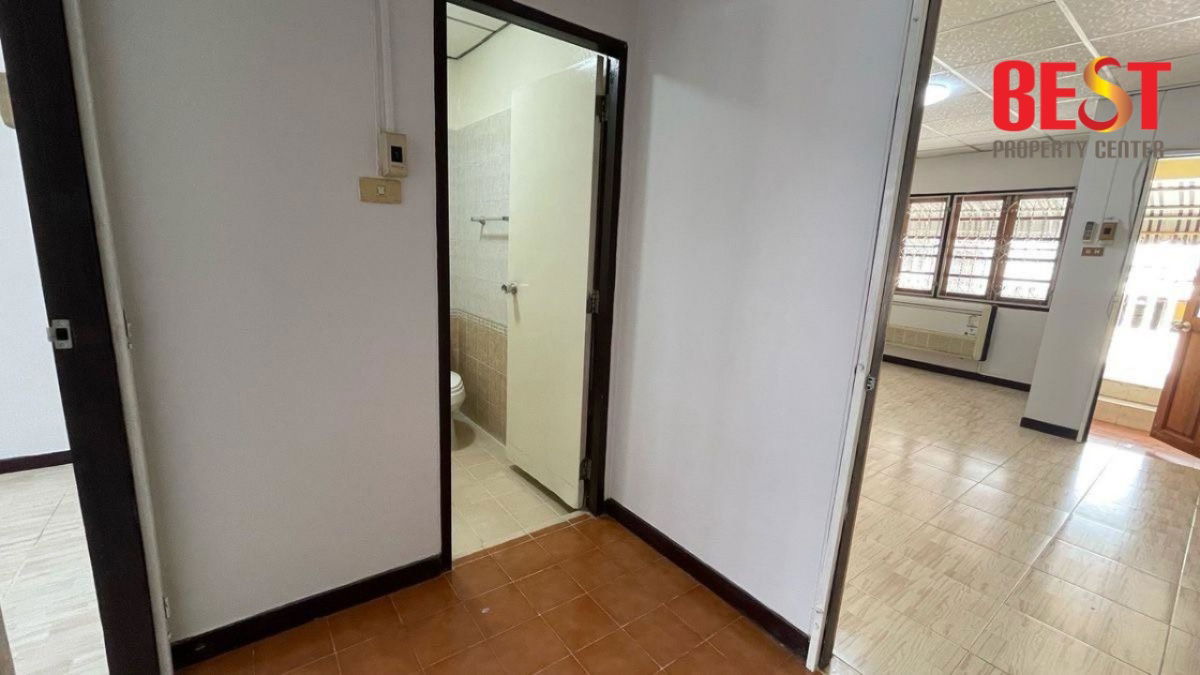 picture Modern Townhouse in Prime Prachachuen Area. Close to DPU & Major Roadways - 12/17
