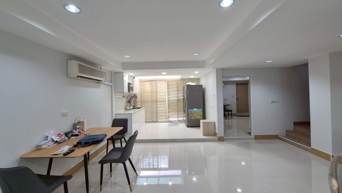 picture Townhouse for sale next to The Central Phaholyothin - 6/24