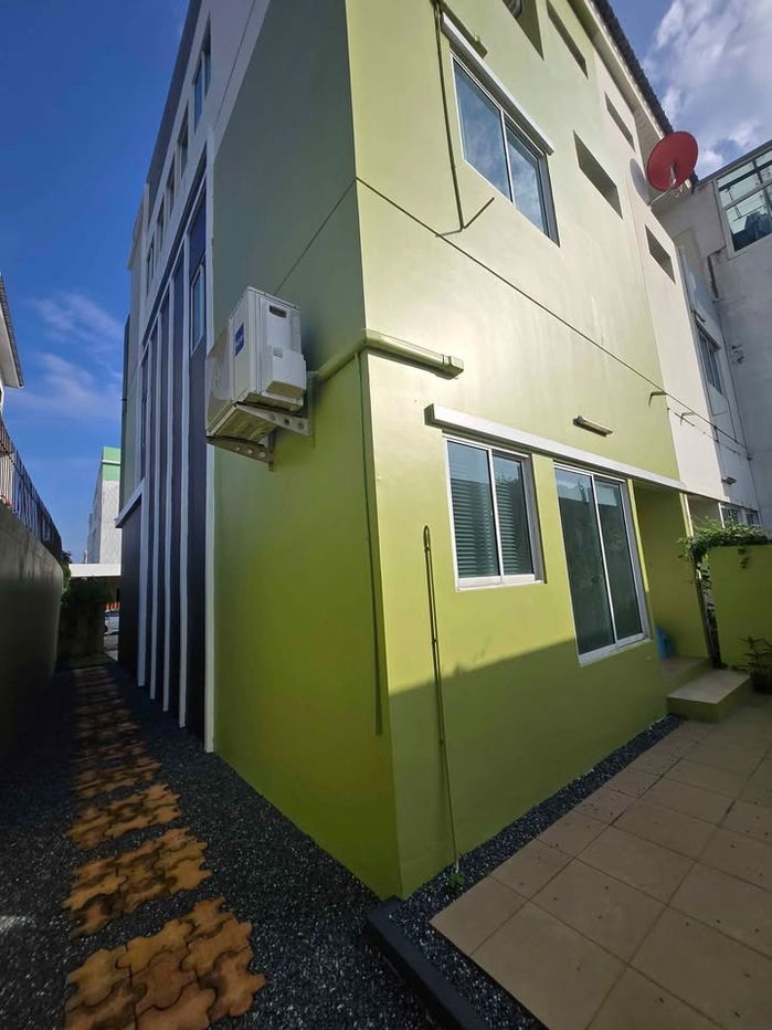 picture R2566 Townhome For Rent Nalin Avenue 2 - 2/16