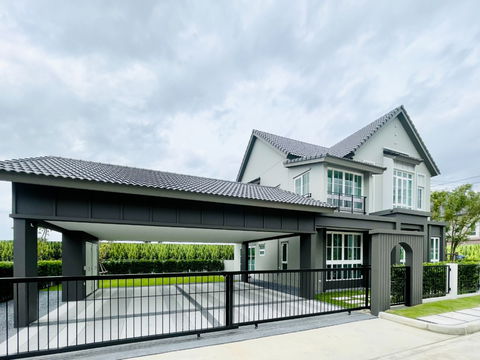 🏡 Luxury Modern Farmhouse Near Mahidol University – Live Close to Nature in a Prime Location