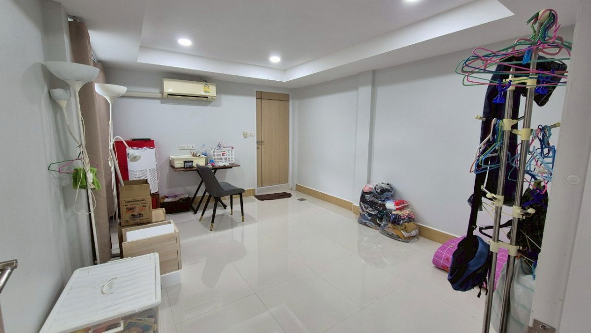 picture Townhouse for sale next to The Central Phaholyothin - 12/24