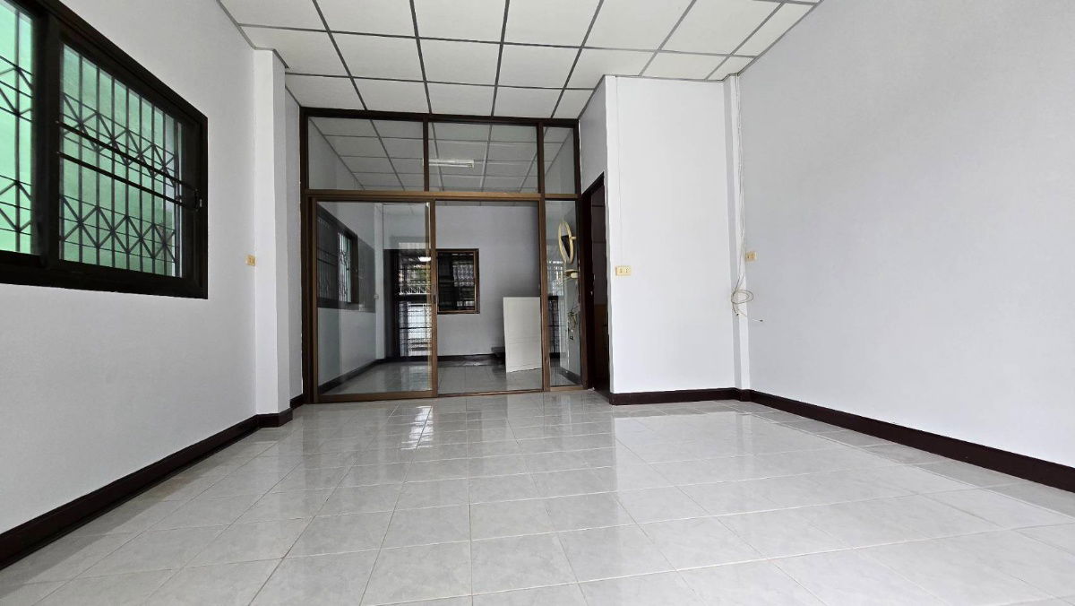 รูป ให้เช่าบ้านสองชั้น ซอยวิภาวดี25  4 ห้องนอน 2ห้องน้ำนื้อที่ 24 ตรว  สถานีปากซอยคือสถานีรถไฟฟ้าสายสีแดง สถานีทุ่งสองห้อง - รูปที่ 2/21