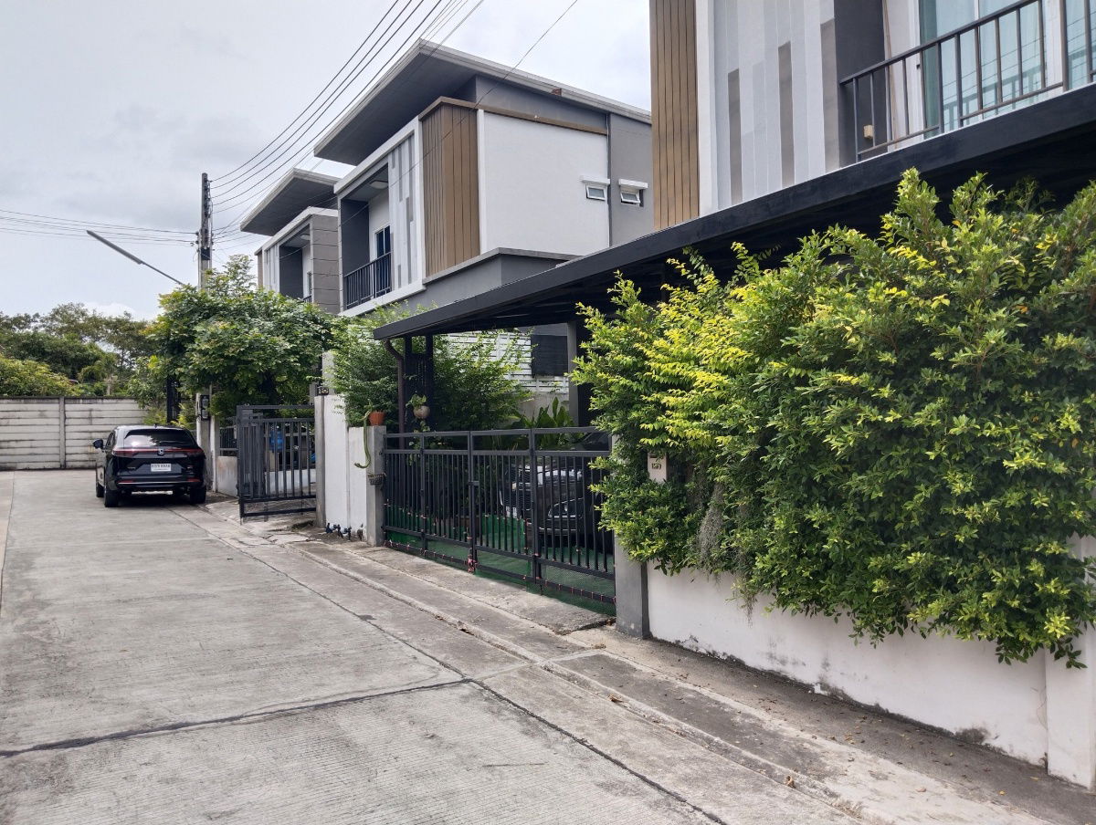 รูป UK01-329 บ้านเช่าสวยพร้อมอยู่ ทริโอทาวน์ ศรีราชา ใกล้ J-Park ศรีราชา: 3 ห้องนอน จอดรถได้ 2 คัน เพียง 17,000 บาท/เดือน พร้อมเฟอร์ครบ เข้าอยู่ได้ทันที! - รูปที่ 2/19