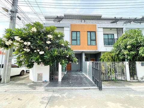 ขายถูก ทาวน์โฮม 2 ชั้น Rest Town บางนา หลังมุม สภาพดี เพียง 700 เมตร จากถนนบางนา-ตราด ใกล้วงแหวน  ทางด่วนบูรพาวิถี เมกา บางนา และสนามบินสุวรรณภูมิ