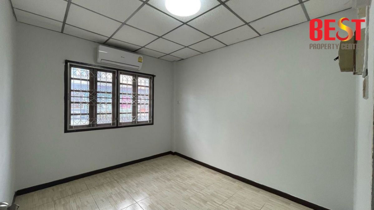 picture Modern Townhouse in Prime Prachachuen Area. Close to DPU & Major Roadways - 13/17