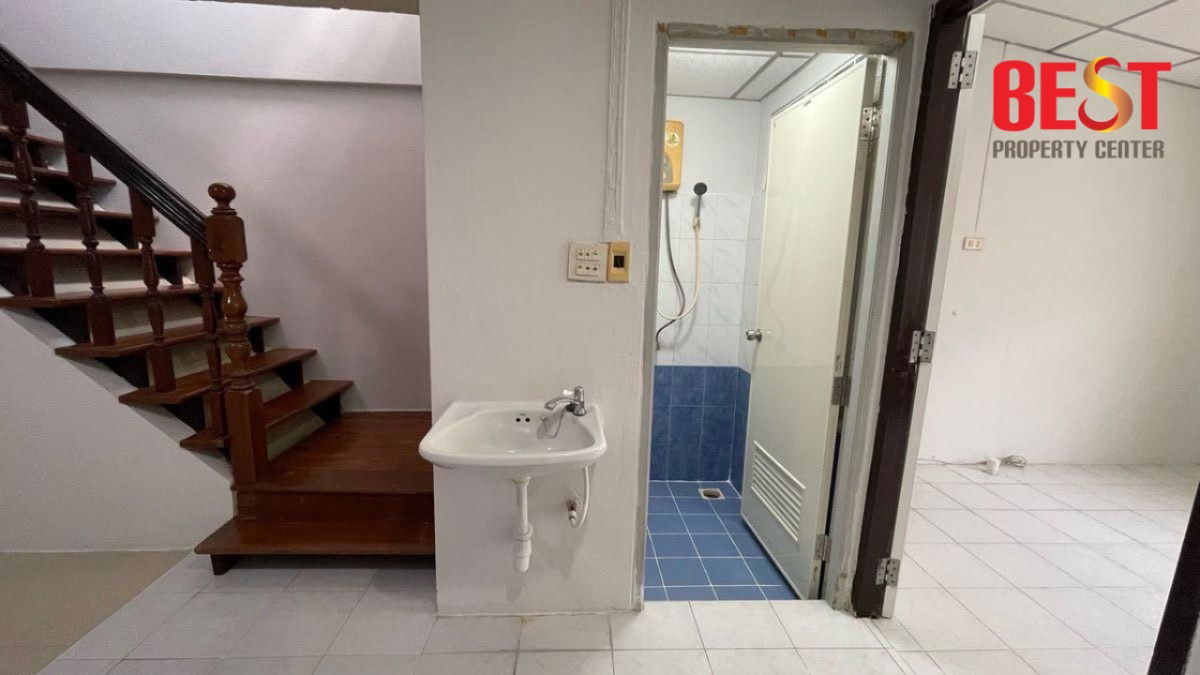 picture Modern Townhouse in Prime Prachachuen Area. Close to DPU & Major Roadways - 8/17