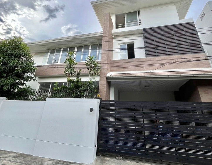 รูป ให้เช่าบ้านเดี่ยว 3 ชั้น บ้านหลังใหญ่ เฟอร์นิเจอร์และเครื่องใช้ไฟฟ้าครบ / ทำเลรัชดา ห้วยขวาง / ซอยรัชดานิเวศน์  - รูปที่ 19/19