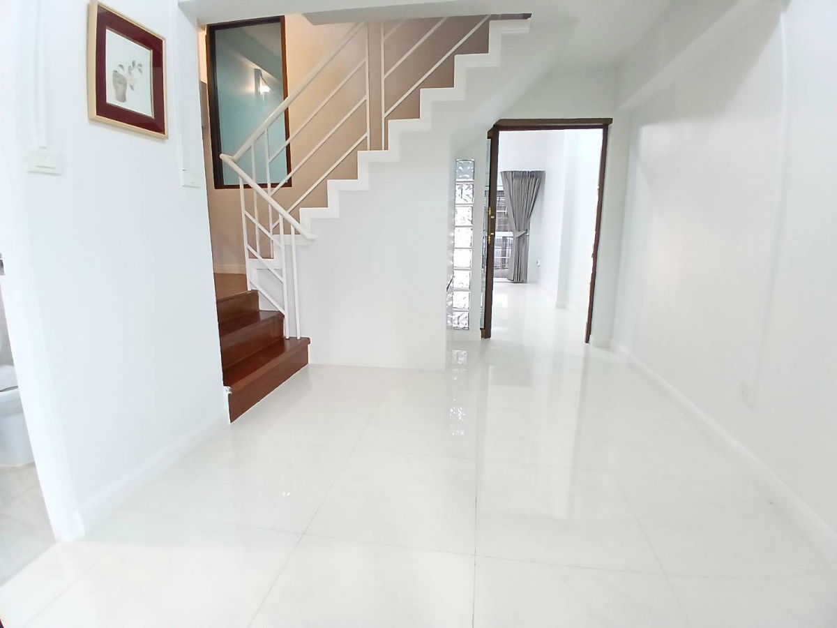 รูป  ให้เช่าบ้านแฝด 3 ชั้น สัมมากร รามคำแหง 112 Tel. 0999983897 - รูปที่ 9/28
