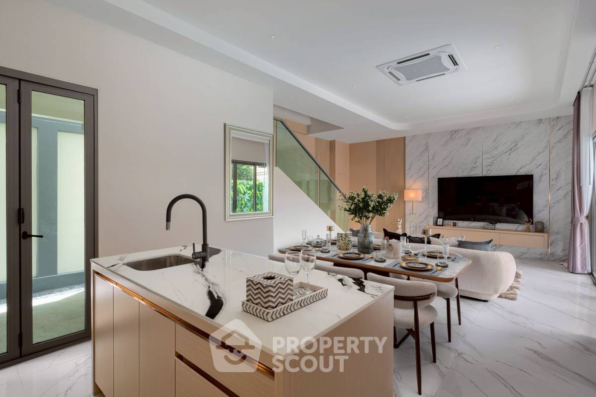 picture 4-BR Villa close to Pattaya South (ID 2229721) - 6/25