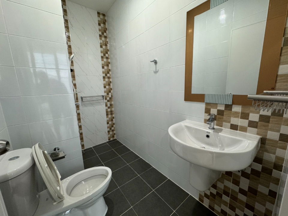 picture Townhome for rent, Golden Town Chiang Mai, near Ruamchok Market and Nakornpayap International School (NIS), convenient transportation.- RW006746 - 2/20