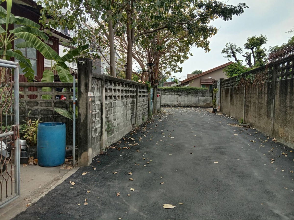 รูป ขายที่ดินพร้อมบ้านสองชั้น(เก่า) ซ.รัชดา 36 (เสือใหญ่อุทิศ)  2  แปลงติดกัน   - รูปที่ 4/8