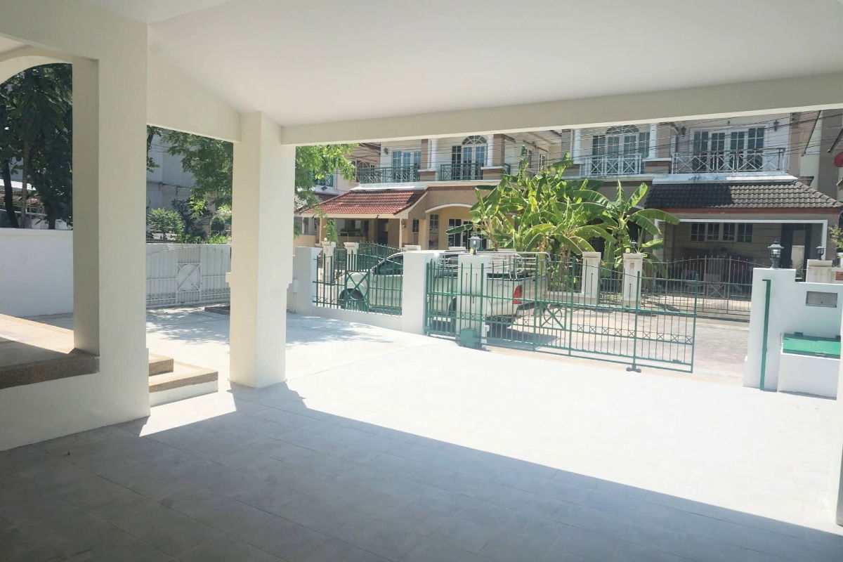 รูป บ้านเดี่ยว   พร้อมอยู่ให้เช่า ถนน ศรีนครินทร์ 51 - รูปที่ 3/5