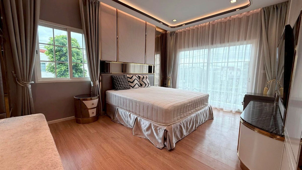 รูป 🏡 ปล่อยเช่าบ้านเดี่ยวแปลงมุมสุดหรู แต่งครบ พร้อมอยู่ Grandio ลาดพร้าว – เกษตรนวมินทร์ (หลังบ้านตัวอย่าง ตกแต่งหรู เฟอร์ครบ วิวสวนหน้าโครงการ) - รูปที่ 9/16
