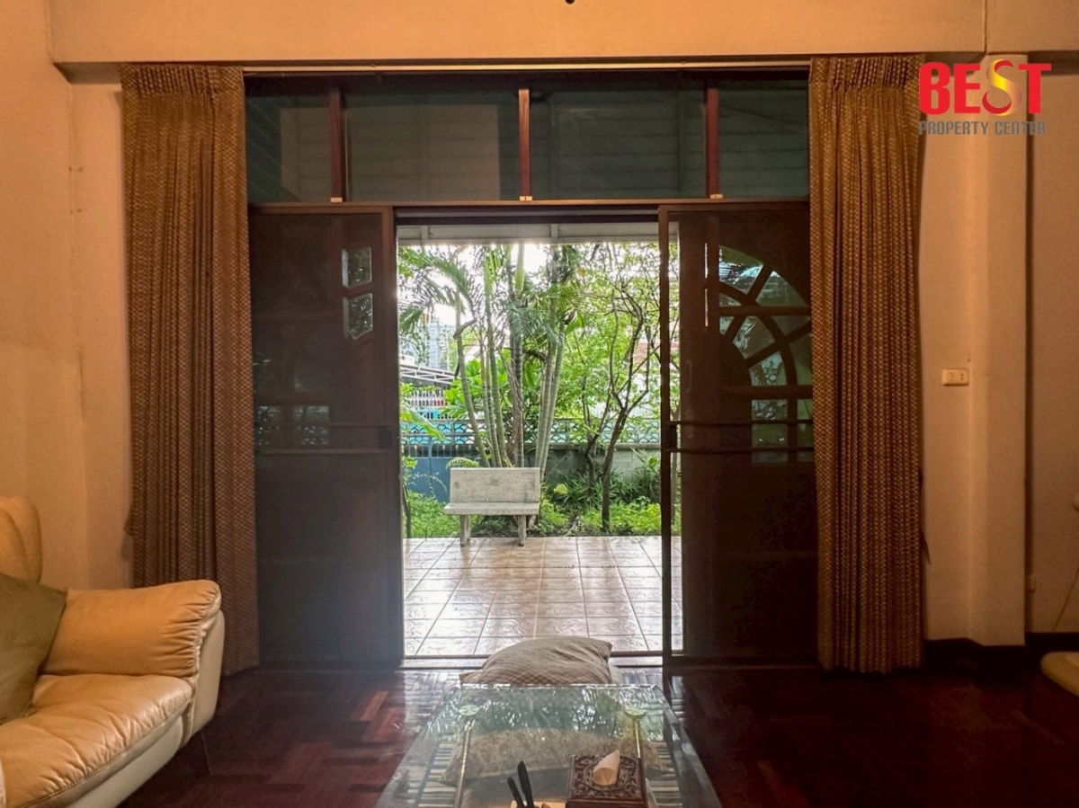รูป บ้านเดี่ยวแปลงใหญ่กลางเมือง ซอย พหลโยธิน 30 บรรยากาศรีสอร์ท สงบ ส่วนตัว ใกล้ BTS รัชโยธินเพียง 600 เมตร - รูปที่ 4/15