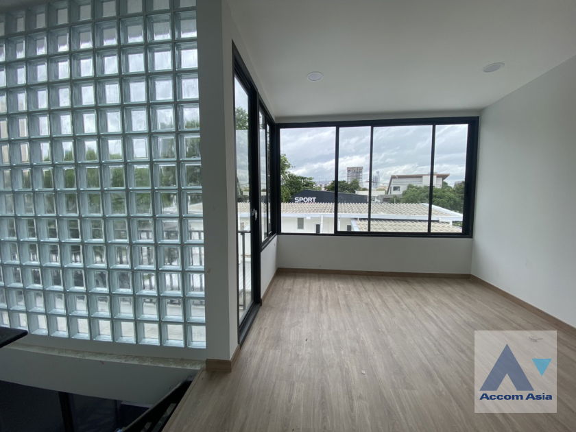 รูป 🔼🔽 AccomA 📩 Newly renovated 3 BR House in Khlong Ton Nuea (AA44322) - รูปที่ 19/20