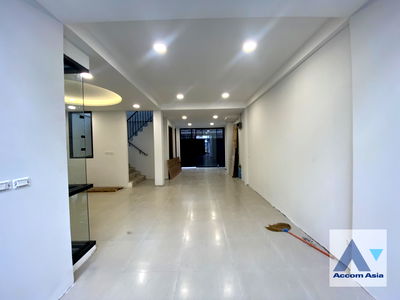 ขายบ้านเดี่ยว : 🔼🔽 AccomA 📩 Newly renovated 3 BR House in Khlong Ton Nuea (AA44322)