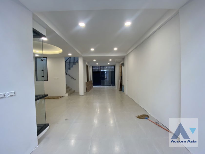 รูป 🔼🔽 AccomA 📩 Newly renovated 3 BR House in Khlong Ton Nuea (AA44322) - รูปที่ 1/20