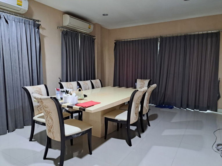 รูป บ้านหลังใหญ่ หัวมุม ลมเย็น อยู่สบาย เหมาะกับครอบครัวใหญ่หรือคนมีรถหลายคัน 🏡 3 นอน 4 น้ำ ห้องแม่บ้านแยก มีแอร์ 6 ตัว - รูปที่ 2/9
