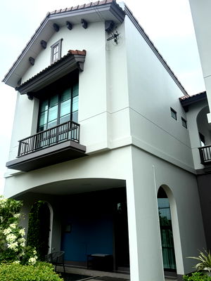 Townhouses for sale : Show house with full furniture package for sale at Anasiri Ramkhamhaeng — a move-in-ready development by Sansiri