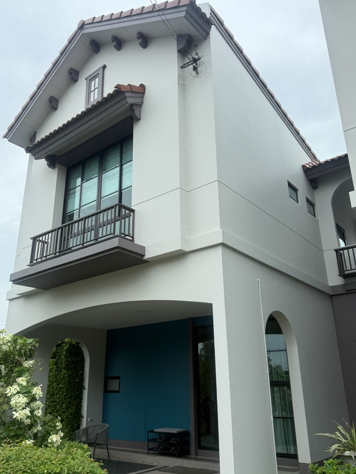 picture Show house with full furniture package for sale at Anasiri Ramkhamhaeng — a move-in-ready development by Sansiri - 1/12