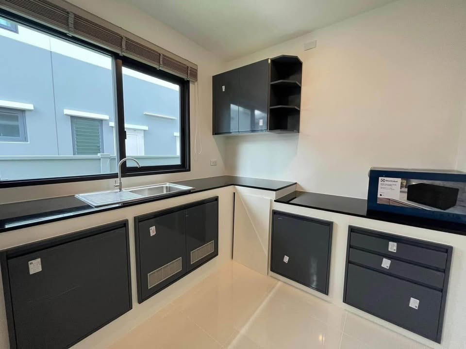 picture For Rent 🌟 Centro Vibhavadi Beautiful corner house in a prime location 🏡 - 2/3