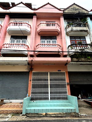 Shophouses for rent : For Rent a commercial building in Soi Serithai 32 Tel.0999983897
