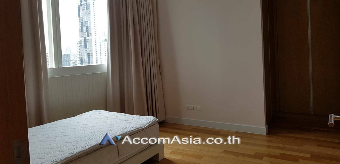 picture 🔼🔽 AccomA 📩 Modern condo with pool view and soft white interiors (1514268) - 8/14
