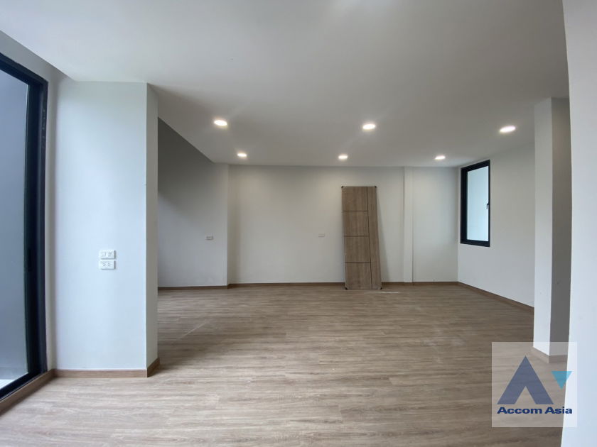 รูป 🔼🔽 AccomA 📩 Newly renovated 3 BR House in Khlong Ton Nuea (AA44322) - รูปที่ 18/20