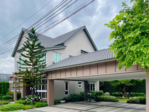 🏡 LUNA – Corner Luxury Home | South-Facing | Detached Garage | Fully Furnished | Steps from Clubhouse
