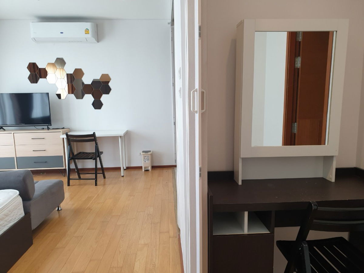picture OMG1355  < Available 6-Aug-2025 > Large Studio unit + BTS Krung Thon Buri + Cheap RENT @ [ Villa Sathorn condo ] - 7/10