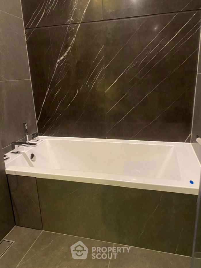 picture 1-BR Condo at The Esse At Singha Complex near MRT Phetchaburi (ID 436696) - 12/15