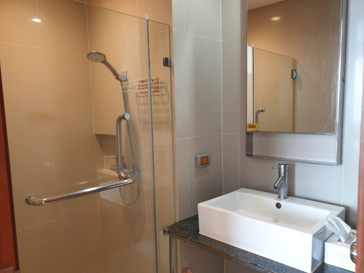 picture OMG1355  < Available 6-Aug-2025 > Large Studio unit + BTS Krung Thon Buri + Cheap RENT @ [ Villa Sathorn condo ] - 8/10