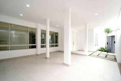 ขายบ้านเดี่ยว : 🏡✨ 4-Story Townhome for Sale in Sukhumvit, Bangkok ✨🏡 🌟