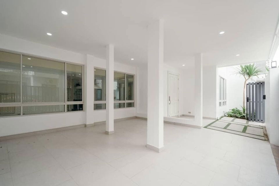 รูป 🏡✨ 4-Story Townhome for Sale in Sukhumvit, Bangkok ✨🏡 🌟 - รูปที่ 1/4