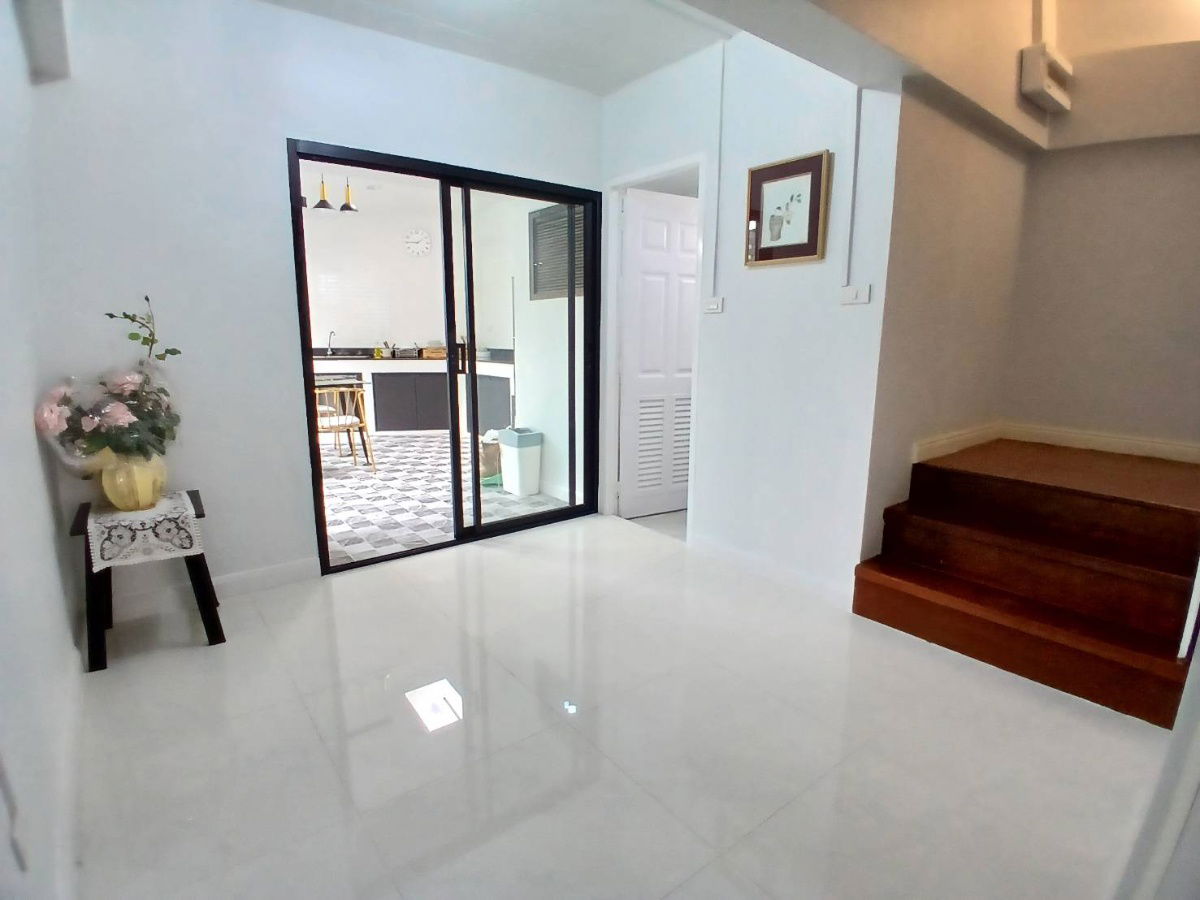 รูป  ให้เช่าบ้านแฝด 3 ชั้น สัมมากร รามคำแหง 112 Tel. 0999983897 - รูปที่ 10/28