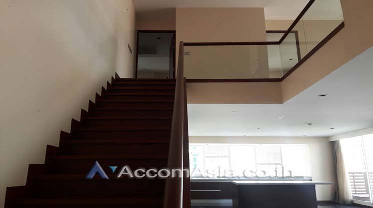 picture 🔼🔽 AccomA 📩 Modern condo with private balcony and open layout (1513968) - 2/10