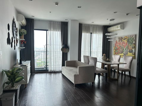 For rent, C Ekkamai 2 beds, high floor, city view, fully furnished. Ready to move in.