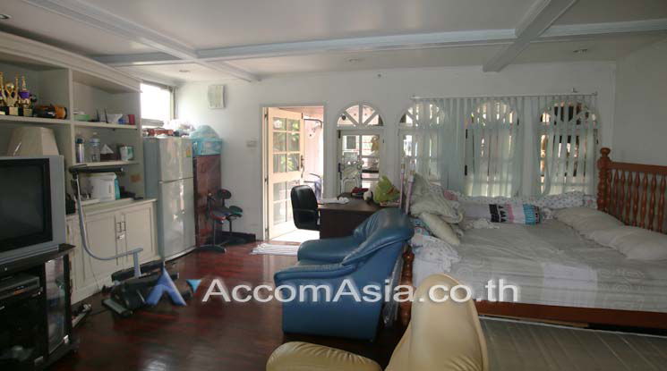 picture 🔼🔽 AccomA 📩 Vintage-style house with red stair and open layout (110169) - 6/8